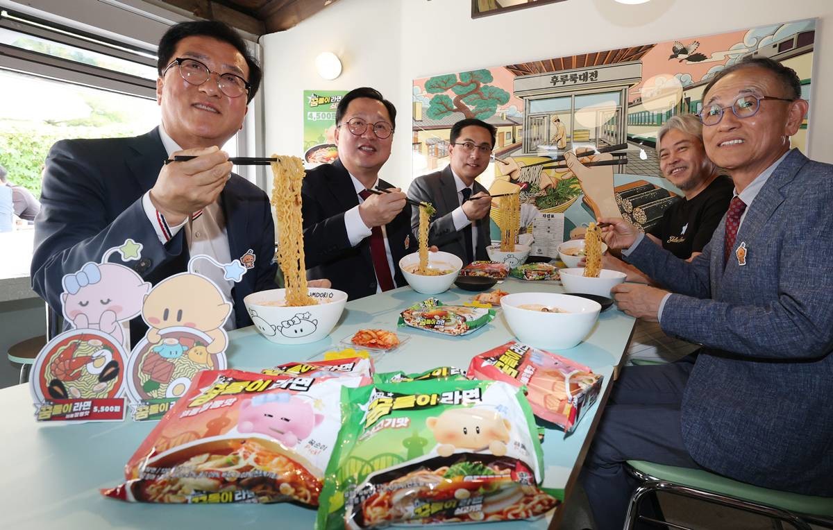 대전 동구 꿈돌이네 라면가게에서 이장우 대전시장이 시식을 하고 있다 / 뉴스1