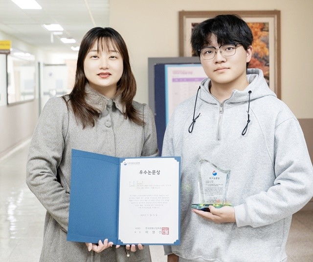 공동연구로 우수논문상 수상한 주인영 교수(왼쪽)와 외국인 유학생 장윈