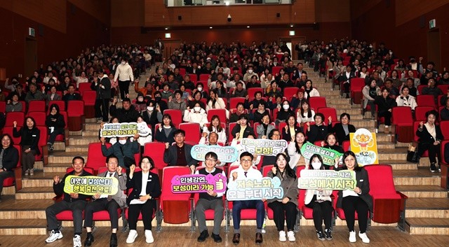 ‘저속노화 오늘부터 시작’이라는 퍼포먼스를 하고 있다