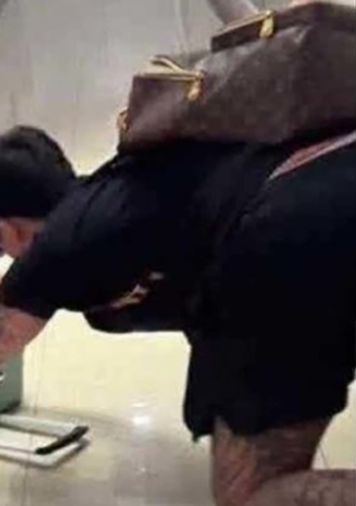 이하 시신 가방을 옮기고 있는 남성 중 1명. 현지 주민이 찍은 것으로 추정된다. / 에펨코리아