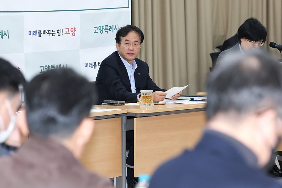 간부회의서 12월 주요 업무 및 행사 점검하는 이동환 고양특례시장