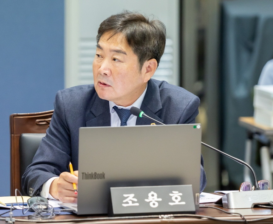 경기도의회 조용호_의원은 공공기관이 자생력 강화와 운영 자율성 확보를 통해 적극적 운영체제로 전환해야 한다고 강조했다. / 경기도의회