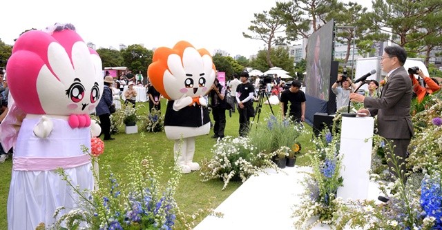 강기정 광주광역시장이 지난 5월 24일 오전 시청 앞 빛의 정원에서 열린 ‘2025 광주 홍보캐릭터 대전’ 빛돌이 결혼식에 참석해 주례사를 하고 있다. / 광주광역시 제공