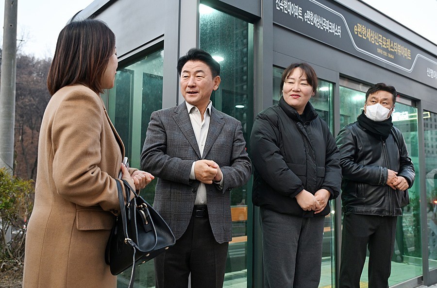 김동근 시장이 11월 26일 신곡동 이편한세상 신곡포레스타뷰아파트 정류소에서 한 시민과 소통하고 있다