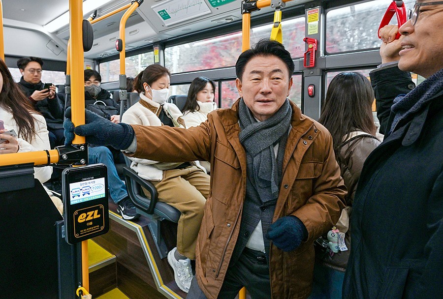 김동근 시장이 11월 26일 시내버스 57-1번에 탑승해 출근길 버스 이용 현장을 점검하고 있다