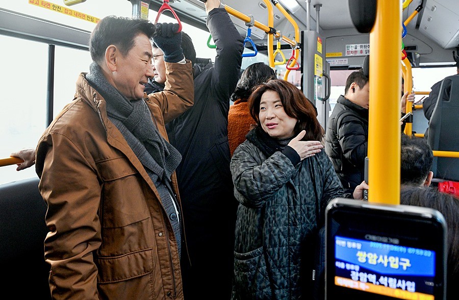 김동근 시장이 11월 26일 시내버스 57-1번에 탑승해 한 시민과 소통하고 있다