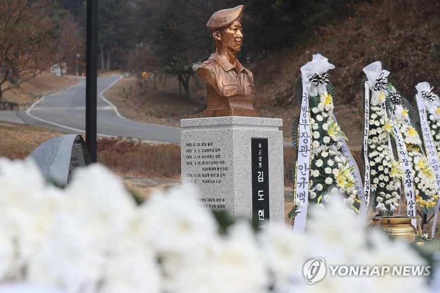 강원 홍천군 아미산에서 훈련 중 순직한 고 김도현(사망 당시 20) 상병의 1주기 하루 전날인 24일 홍천군 제3군단 제20여기갑여단에서 김 상병 추모비 제막식이 열렸다. / 연합뉴스