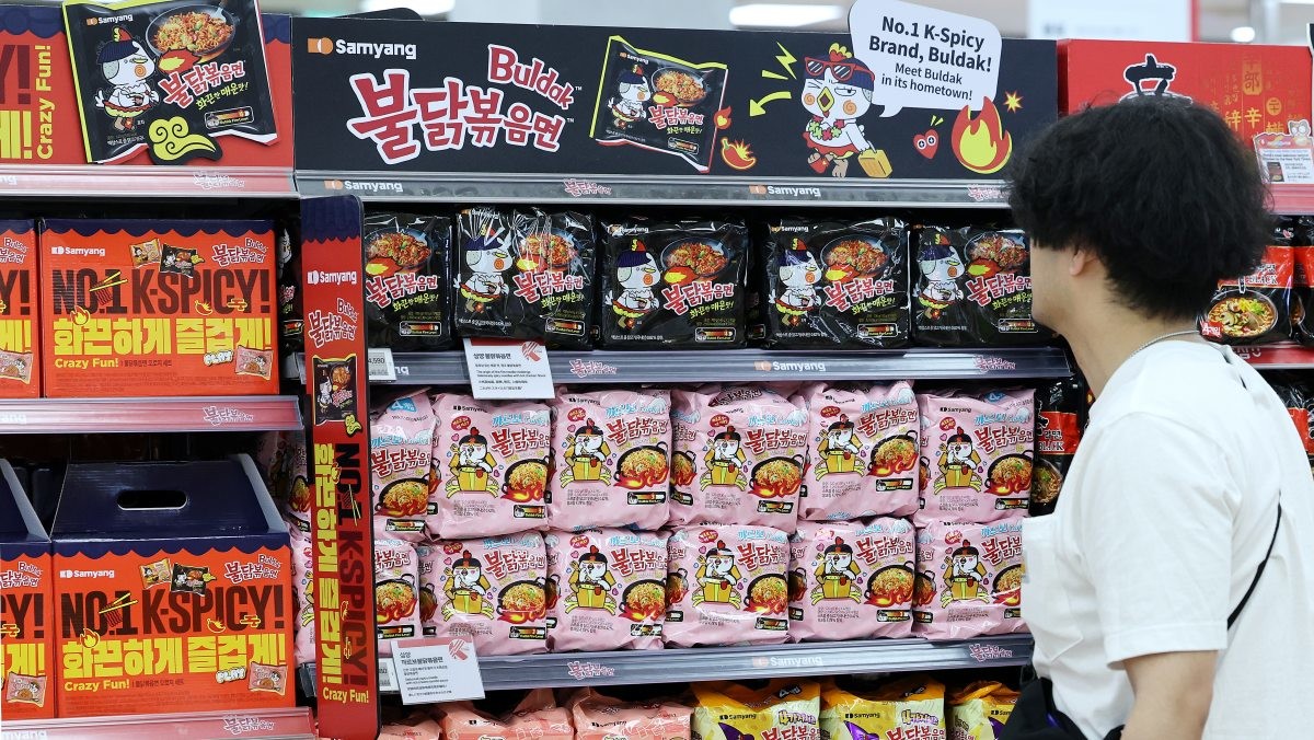 한 대형마트에 진열된 다양한 불닭 시리즈. 자료사진. / 뉴스1