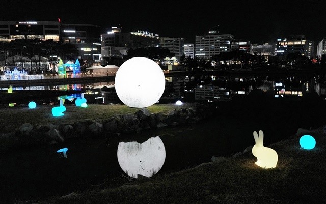 잔잔한 물결 위로 달빛이 내려앉은 듯한 달 조형물