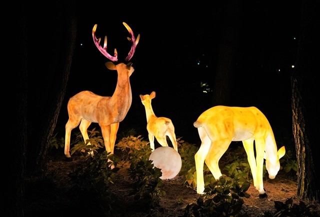 배메산 숲 안쪽에서 관람객을 안내하는 사슴 조형물