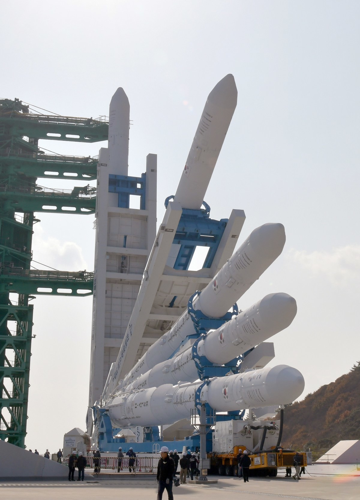 25일 전라남도 고흥 나로우주센터에서 누리호 4차 발사를 위한 기립 작업을 수행하고 있다. / 한국항공우주연구원 제공, 뉴스1