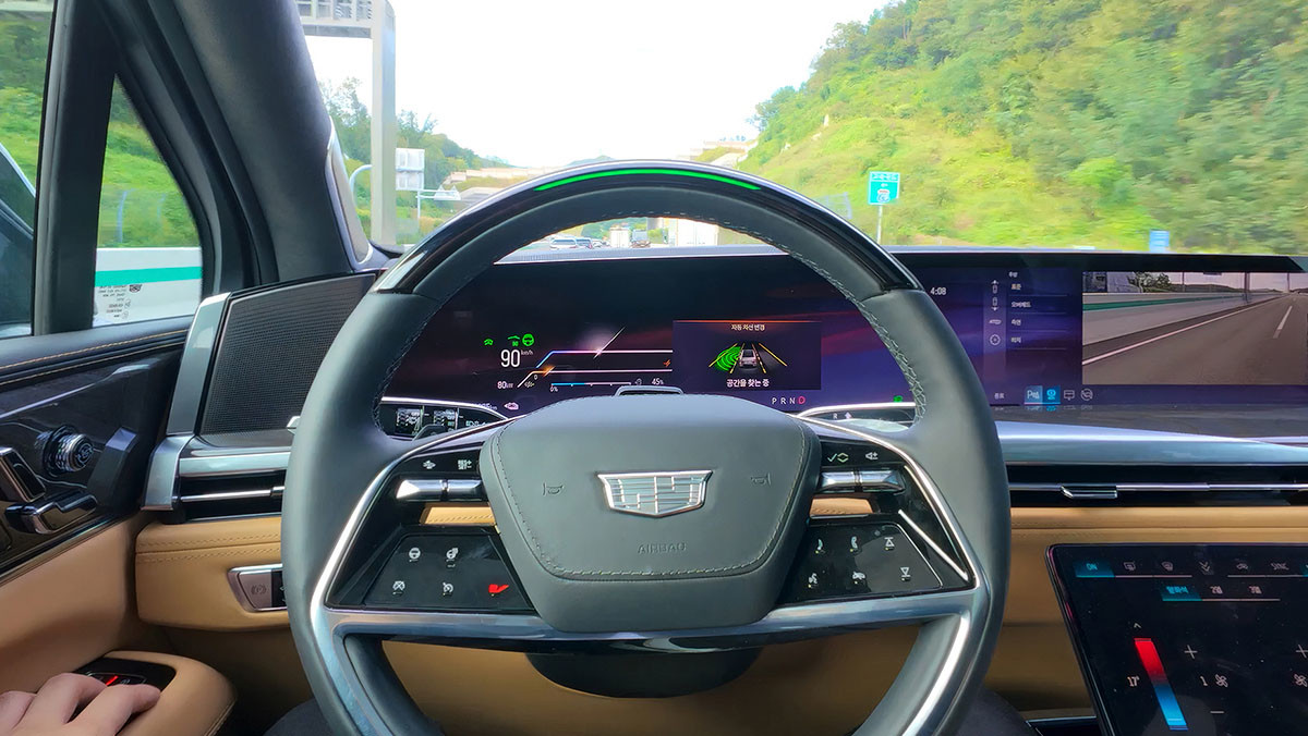 캐딜락 에스컬레이드 IQ에 장착된 슈퍼크루즈로 핸즈프리 주행을 하는 모습. / GM 한국사업장
