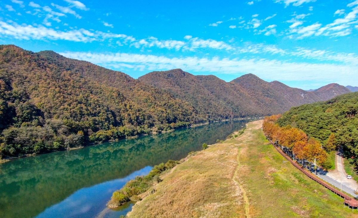 충북 단양군 남한강 주변. / Kumsusan Mountain in Chungbuk, Korea-shutterstock.com
