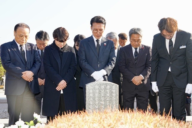 강기정 광주광역시장이 26일 오후 김민석 국무총리와 함께 국립5‧18민주묘지를 찾아 참배하고 있다.