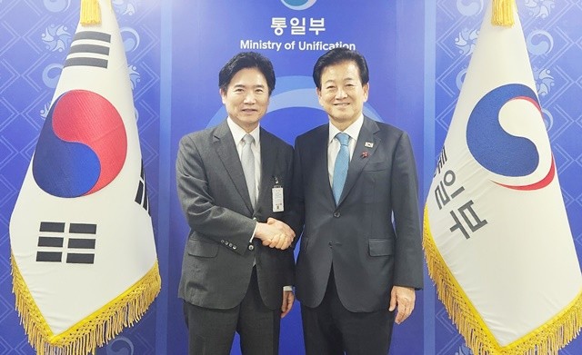 김대중 전남교육감과 정동영 통일부장관이 기념사진을 찍고 있다.