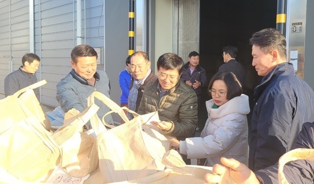 이호범 화순 부군수가 26일 사평육묘장을 직접 방문해 2025년산 공공비축미곡 매입 상황을 점검하고, 농업인들을 격려했다.