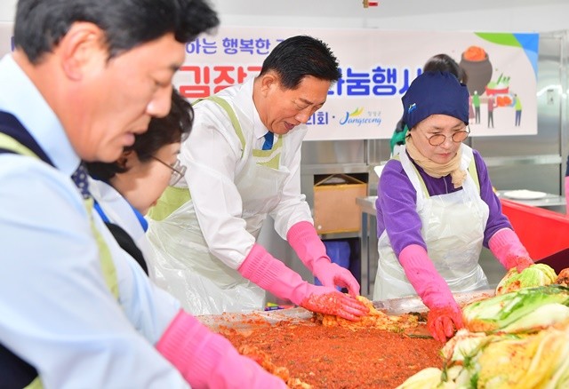 김한종 장성군수가 25일 김장 나눔 행사장을 찾아 일손을 거들었다./장성군 제공