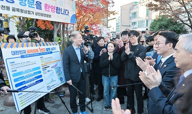 26일 김민석 국무총리가 광주시 서구 동천동 골목형상점가를 방문해 ‘골목경제119 프로젝트’ 추진 현황을 직접 점검하고 상인‧주민들과 소통하는 자리를 가졌다./ 광주·전남사진기자단 제공