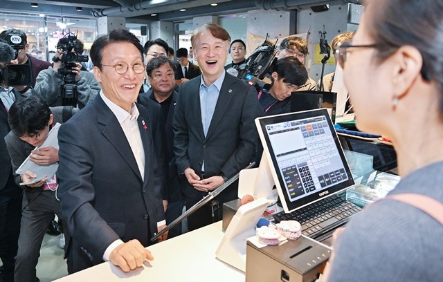 26일 김민석 국무총리가 광주시 서구 동천동 골목형상점가를 방문해 ‘골목경제119 프로젝트’ 추진 현황을 직접 점검하고 상인‧주민들과 소통하는 자리를 가졌다./ 광주·전남사진기자단 제공