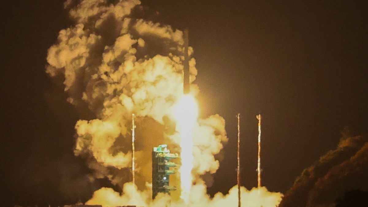 한국형 발사체 누리호(KSLV-Ⅱ)가 27일 새벽 전남 고흥군 나로우주센터에서 4차 발사를 맞아 우주로 날아오르고 있다. 차세대중형위성 3호(1기)를 비롯해 큐브위성 12기 등 총 13기의 위성을 실은 누리호는 오로라를 비롯한 우주환경 관측부터 항암제 연구 등 우주 바이오 실험까지 다양한 임무를 추진한다. / 뉴스1