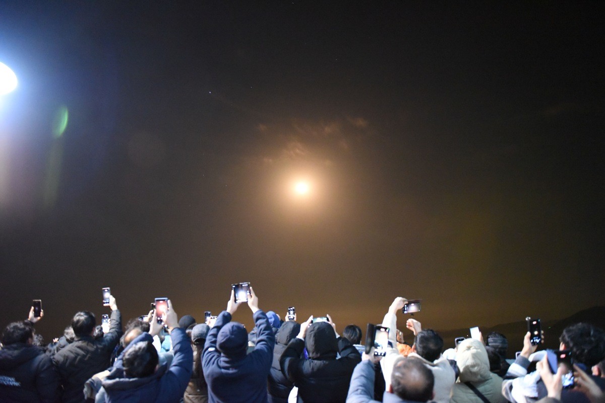한국형 발사체 누리호(KSLV-Ⅱ)가 발사된 27일 새벽 고흥우주발사전망대에서 지켜보던 관람객들이 스마트폰으로 이를 촬영하고 있다. 차세대중형위성 3호(1기)를 비롯해 큐브위성 12기 등 총 13기의 위성을 실은 누리호는 오로라를 비롯한 우주환경 관측부터 항암제 연구 등 우주 바이오 실험까지 다양한 임무를 추진한다. / 뉴스1