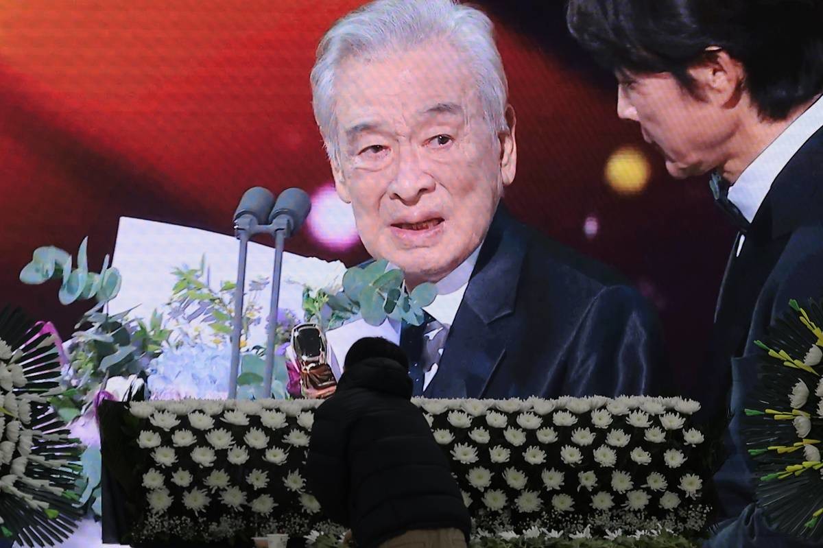 지난 25일 서울 여의도 KBS 본관 내 시청자광장에 마련된 故이순재의 특별 분향소에서 한 시민이 애도하고 있다. 고인은 이날 새벽 91세를 일기로 별세했다 / 뉴스1