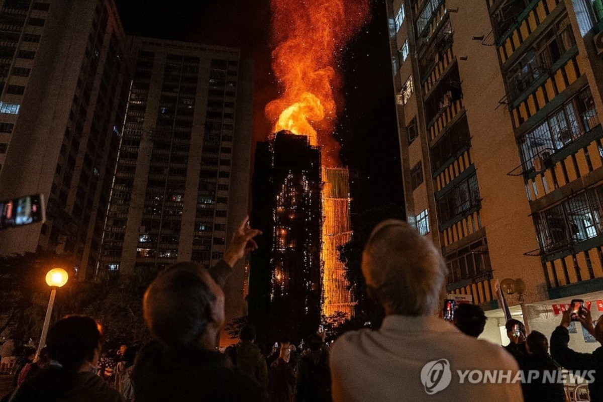 26일 오후 홍콩 북부 타이포 구역의 고층 주거단지에서 불이 나 일대에 붉은 연기가 번지고 있다. . / 홍콩=AP 연합뉴스