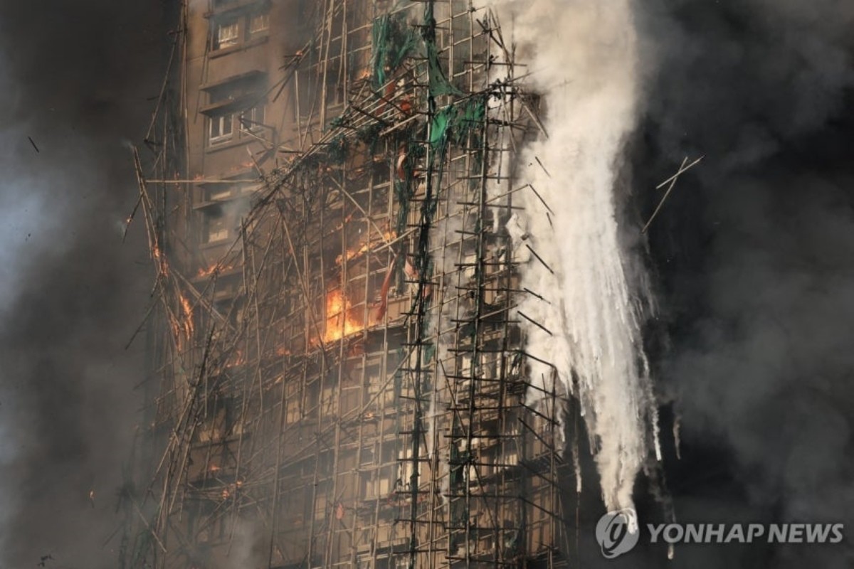 26일 오후 홍콩 북부 타이포 구역의 고층 주거단지에서 불이 나 검은 연기가 자욱하다. / 홍콩=로이터 연합뉴스