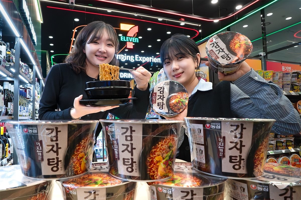 편의점 세븐일레븐은 농심과 협업해 감자탕을 모티브로 한 '감자탕큰사발면'을 단독으로 출시했다고 27일 밝혔다.     신제품 라면 '감자탕큰사발면'은 겨울철 국물 메뉴에 대한 높은 수요를 겨냥한 것으로 최근 외국인 관광객들에게 감자탕이 큰 인기를 얻고 있는 것에서 착안했다고 세븐일레븐은 설명했다.     / 세븐일레븐 제공