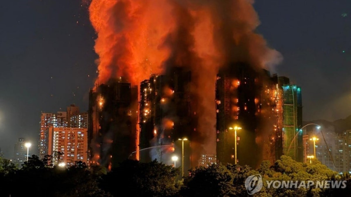 26일 오후 홍콩 북부 타이포 구역의 고층 주거단지에서 불이 나 일대에 붉은 연기가 번지고 있다. / 홍콩=AFP 연합뉴스