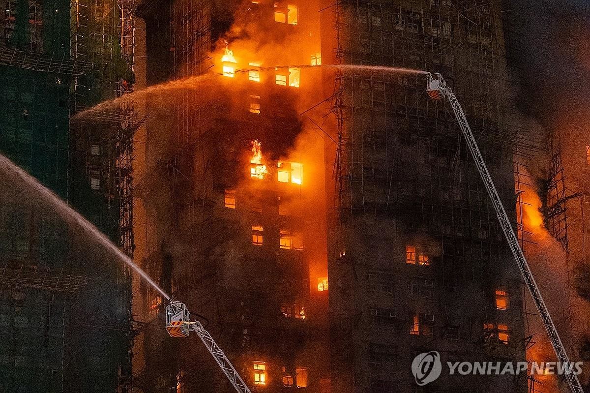 홍콩 아파트 대형 화재 현장 모습. 현지 시각 26일 오후 2시 52분쯤 홍콩 북부 타이포 구역의 32층짜리 주거용 고층 아파트단지인 '웡 푹 코트'에서 대형 화재가 발생했다. / AP-연합뉴스