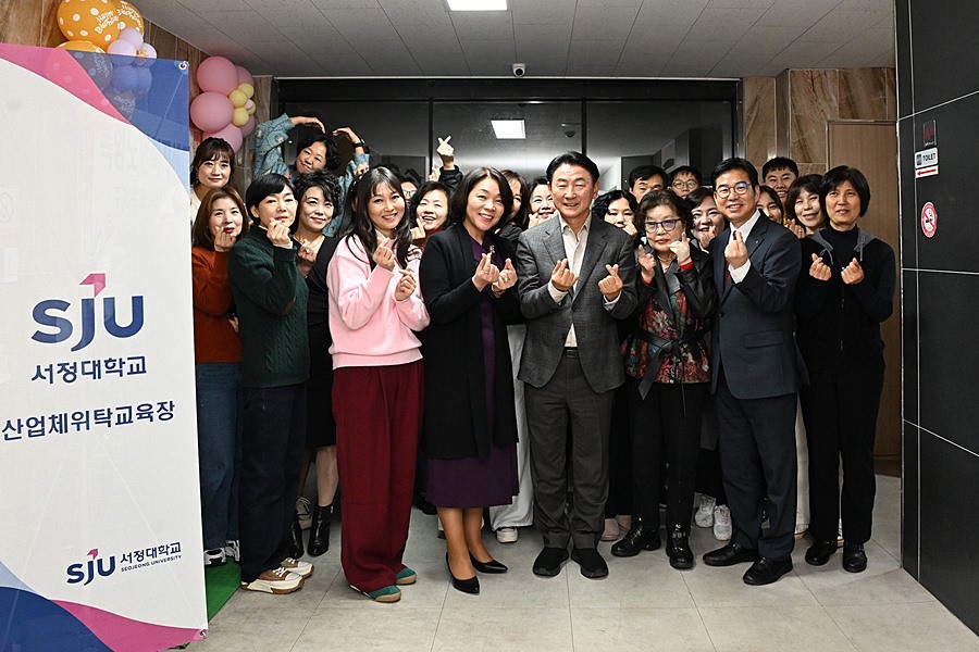 김동근 시장이 11월 26일 녹양 위탁교육장(비우로 110, 502호)을 방문해 재학생들과 기념사진을 찍고 있다