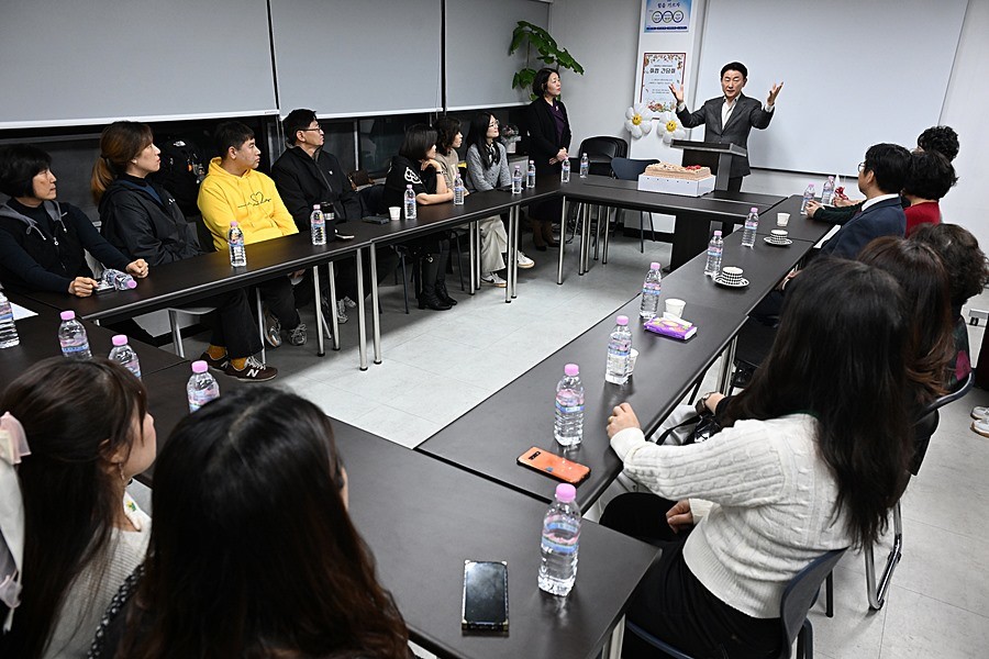 김동근 시장이 11월 26일 녹양 위탁교육장(비우로 110, 502호)을 방문해 재학생들을 격려하고 있다