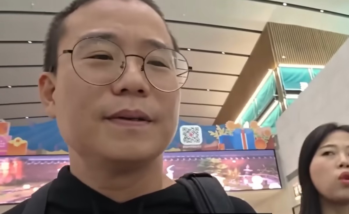 인천공항을 동행자와 출국하는 유튜버(왼쪽). / 유튜브 채널 '시수기릿'