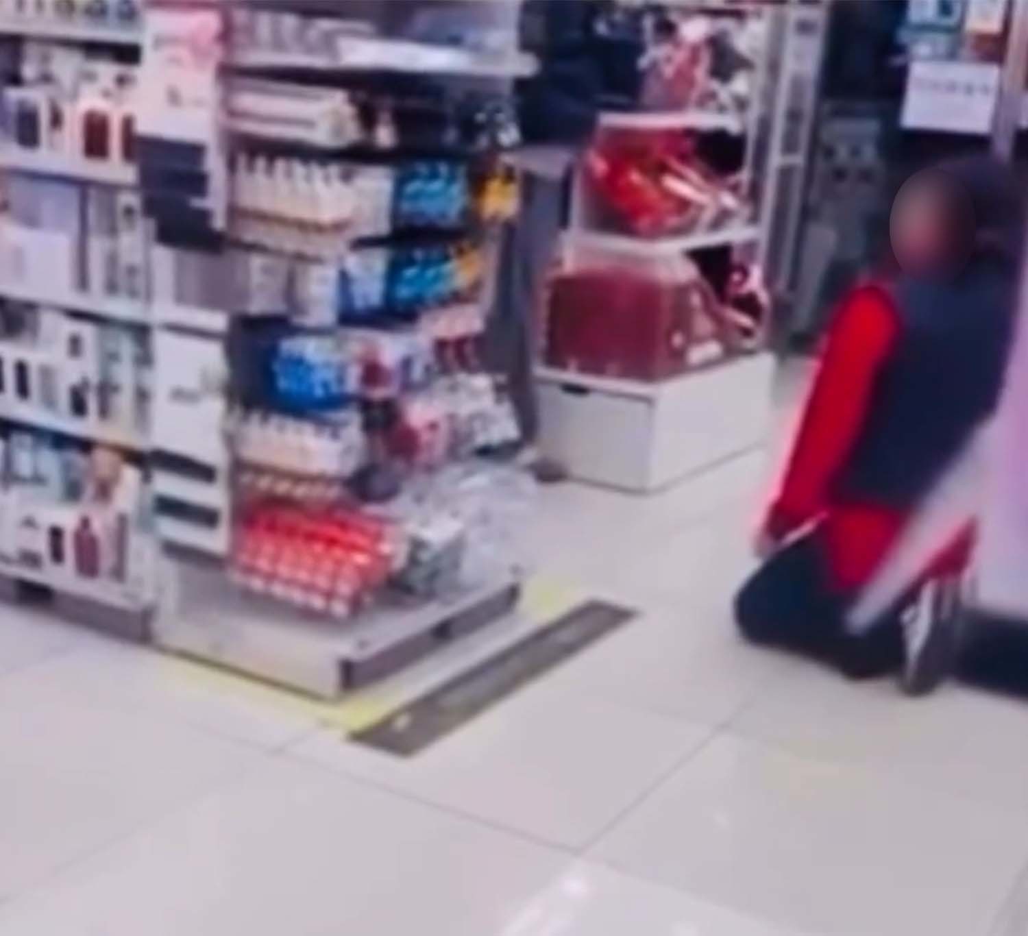 무릎을 꿇고 손님에게 사과하는 다이소 직원. / 스레드 영상 캡처