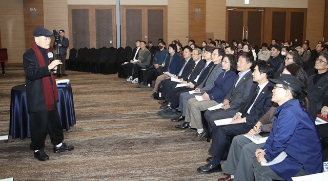 도올 김용옥 선생이 26일 오후 여수에서 전남교육 가족을 대상으로 인문학 강의를 하고 있다.