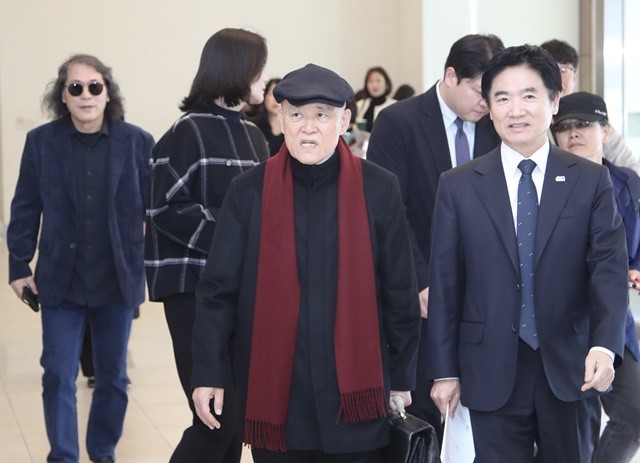 도올 김용옥 선생과 김대중 전남교육감이 강의장으로 들어서고 있다.