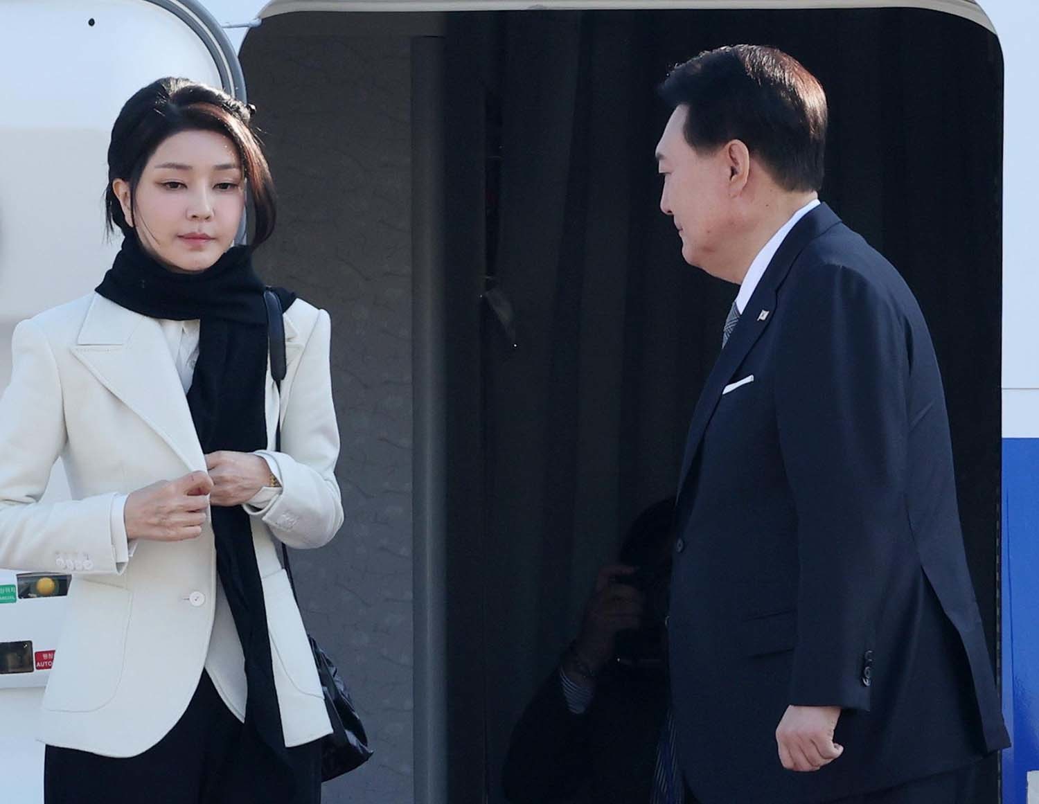 윤석열(왼쪽) 전 대통령과 그의 부인 김건희 여사. / 뉴스1