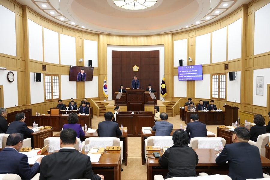 경산시의회는 지난 26일 1차 본회의를 시작으로 12월 26일까지 일정으로 제266회 정례회를 개회한다. 사진은 경산시의회 본회의장 모습    / 경산시의회 제공