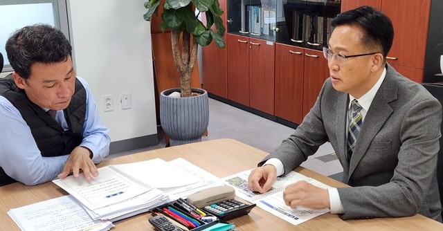 조석훈 권한대행(우)이 행안부 하종목 지방재정국장(좌)에게 목포 북항 공영차고지 조성 사업 등 특교세 건의 사업을 설명하고 있다.