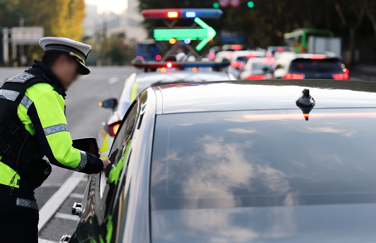 경찰 단속 모습. 기사 이해를 돕기 위한 자료 사진입니다. 해당 기사 내용과 직접적인 관련은 없습니다. / 뉴스1