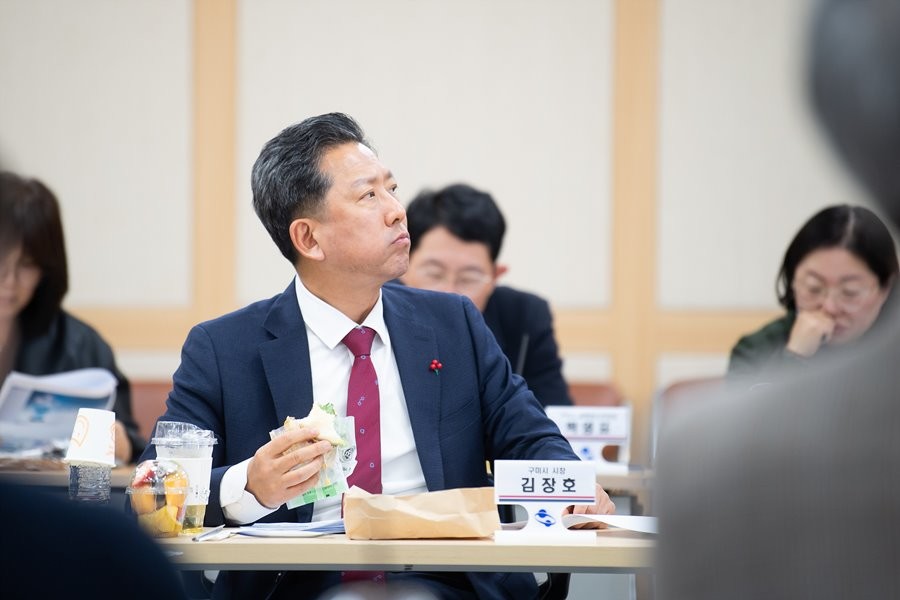 김장호 구미시장이 지난 26일 구미시청 대회의실에서 열린 'AI 산업 생태계 육성 정책 간담회 일환으로 햄버거와 김밥 도시락을 곁들인 브라운 백 미팅을 주재하고 있다. / 구미시 제공