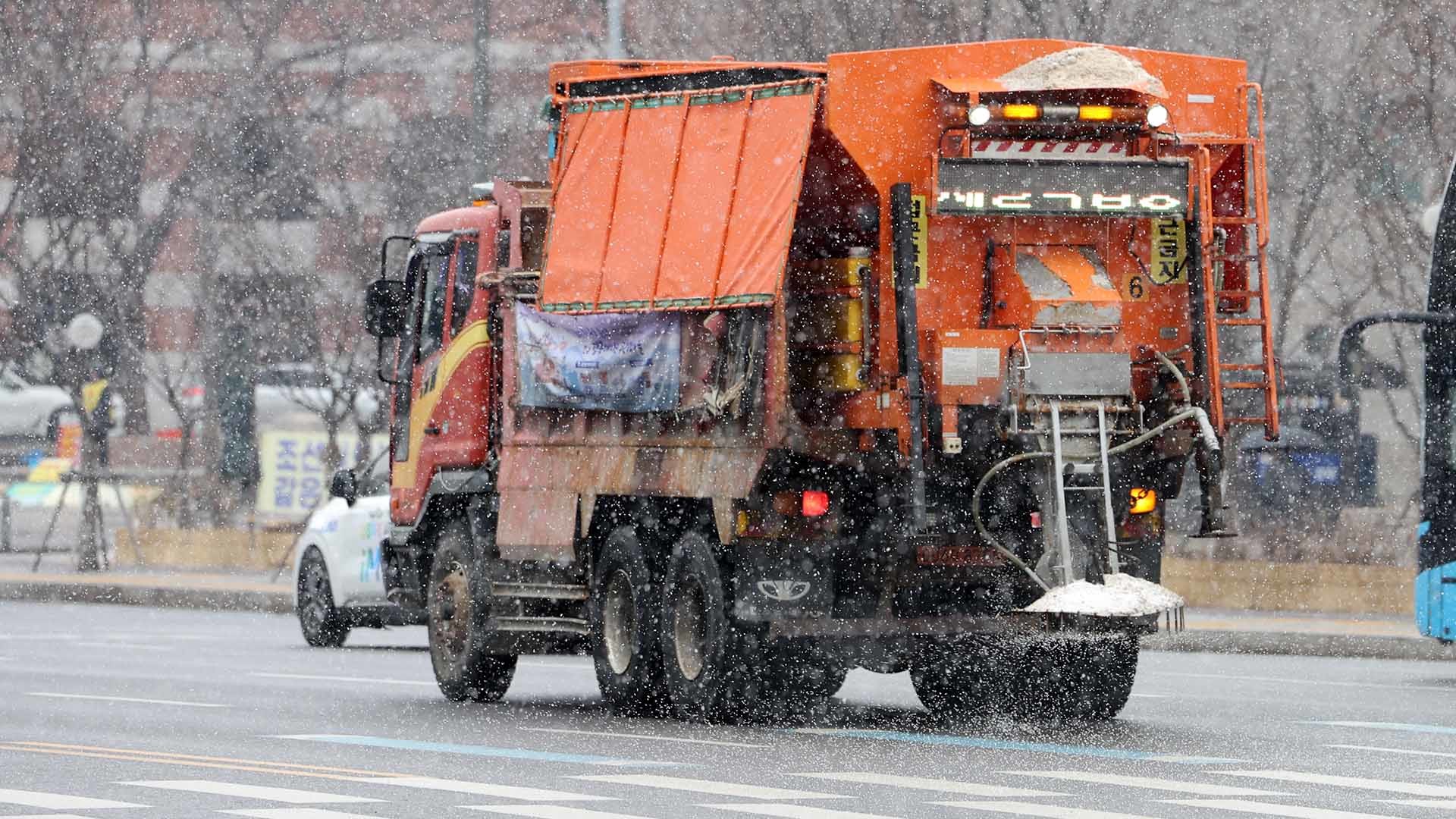 도로에 염화칼슘을 뿌리고 있는 제설차. / 뉴스1