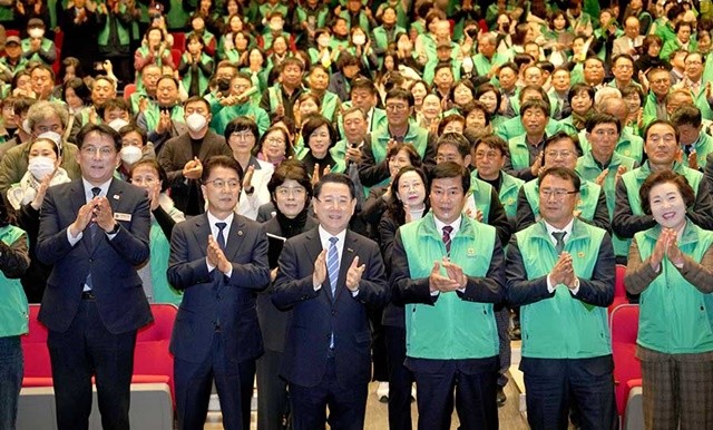 김영록 전라남도지사가 27일 도청 김대중강당에서 열린 ‘2025 전라남도 새마을지도자대회’에서 새마을노래를 제창하고 있다.