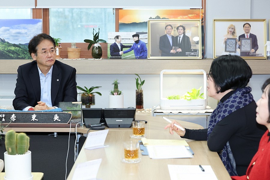 이동환 고양시장이 ‘저출생 극복을 위한 보육정책 간담회'에서 연합회 관계자의 의견을 경청하고 있다