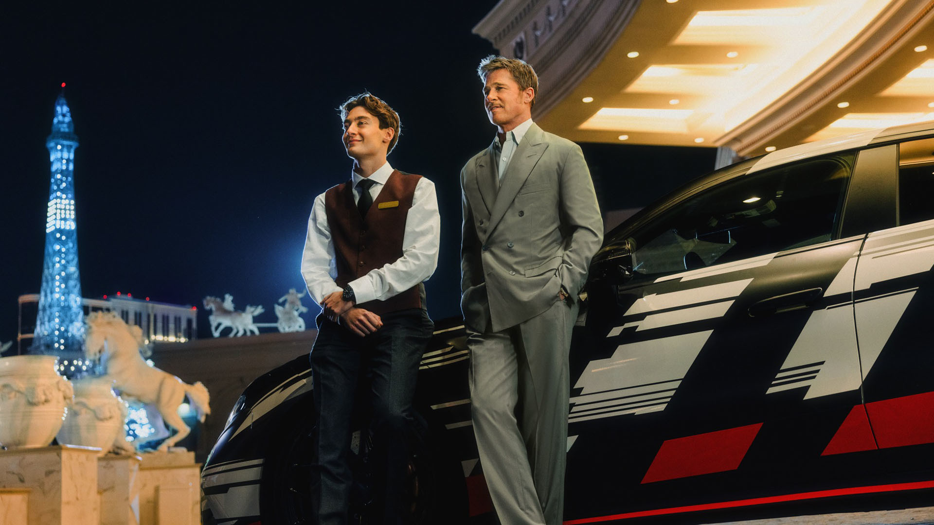 조지 러셀(왼쪽)과 브래드 피트(오른쪽)가 AMG GT 4-도어 쿠페 앞에서 촬영을 하고 있다. / 메르세데스-벤츠 코리아