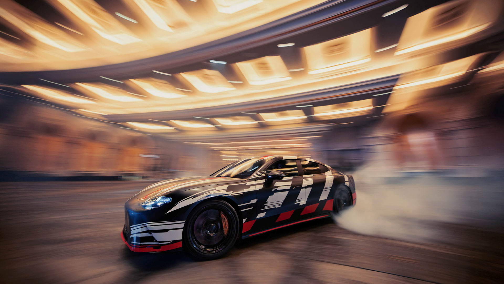 위장막을 쓴 메르세데스-AMG GT 4-도어 쿠페. / 메르세데스-벤츠 코리아