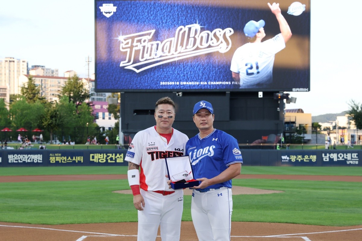 지난 9월 삼성 라이온즈 오승환이 광주 기아 챔피언스필드에서 2025 신한 SOL뱅크 KBO리그 KIA 타이거즈와의 경기를 앞두고 진행된 은퇴 투어 행사에 참석해 KIA 최형우로부터 감사패를 받고 있다. / 뉴스1