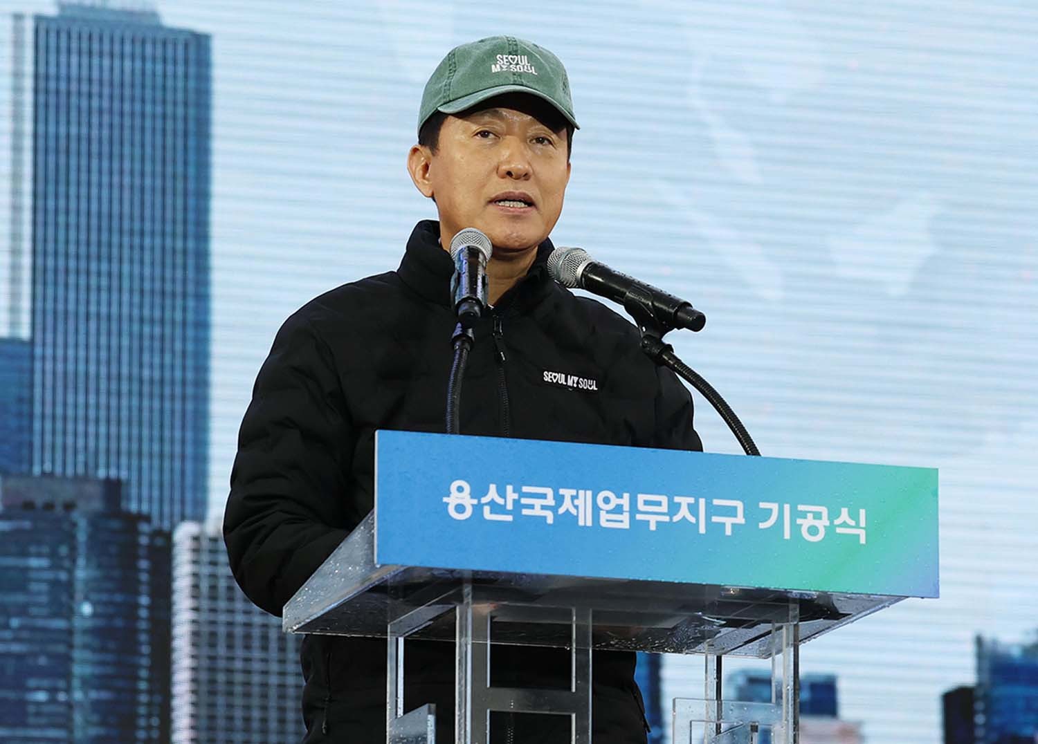 오세훈 서울시장이 27일 오후 서울 용산구 정비창 일대에서 열린 용산국제업무지구 도시개발사업 기공식에서 비전 발표를 하고 있다. '용산국제업무지구 도시개발사업'은 오랜 기간 정체돼 있던 용산정비창 부지를 서울의 미래 핵심 거점이자 글로벌 업무 중심지로 재탄생시키는 대형 프로젝트로, 일·주거·여가 기능이 결합한 '입체복합수직도시'로 조성된다. / 뉴스1