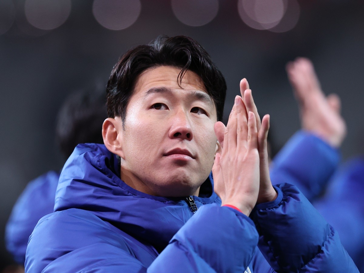 서울월드컵경기장에서 열린 ‘하나은행 초청 국가대표팀 친선경기’ 대한민국과 가나의 경기를 마친 손흥민이 팬들에게 인사를 하고 있다. 자료 사진 / 뉴스1